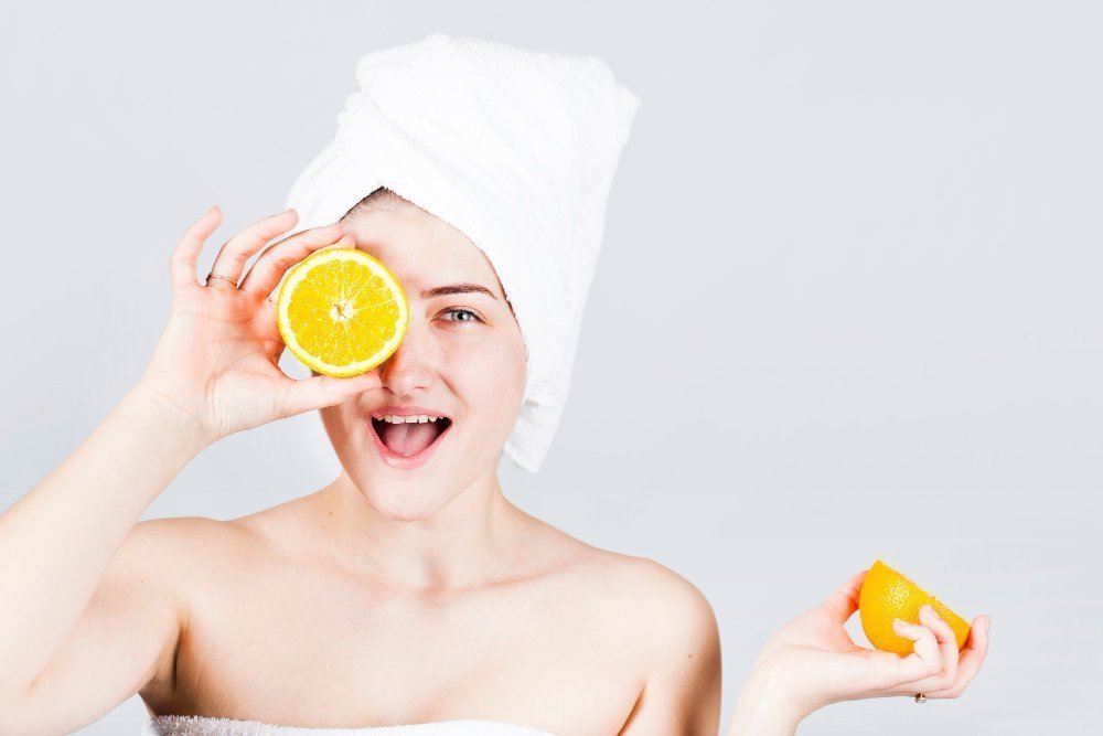 femme tenant une orange pour une recette du masque a l'orange