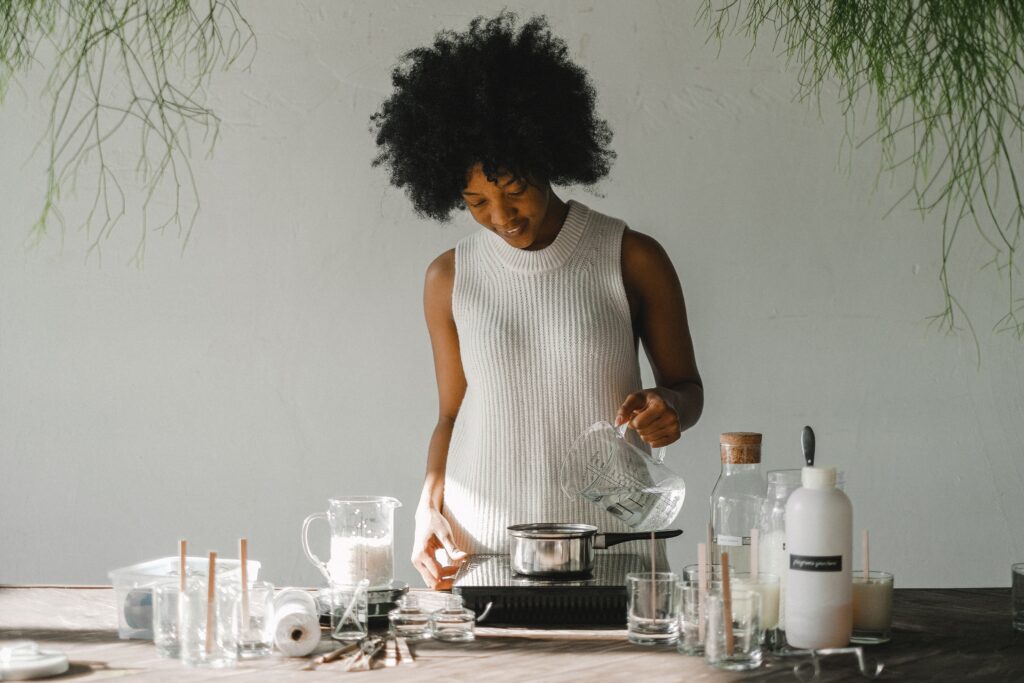 image d'une femme préparant un savon